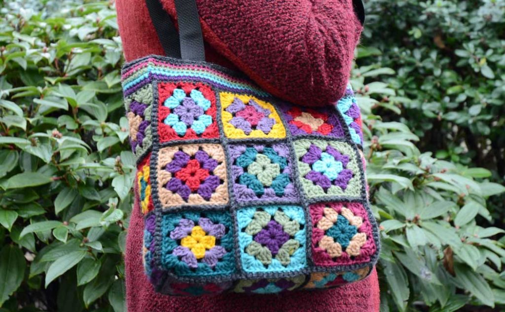 help!! so i made this really pretty granny square bag but when i put  anything in it, it sags and looks terrible. idk what to do. will lining the  bag with fabric