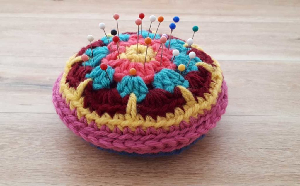 round crocheted pincushion tutorial
