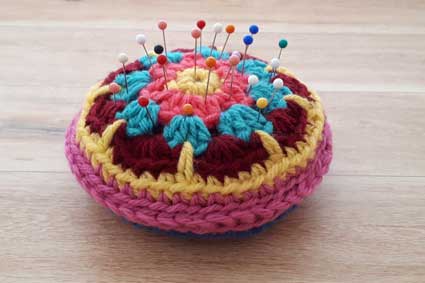 round crocheted pincushion tutorial