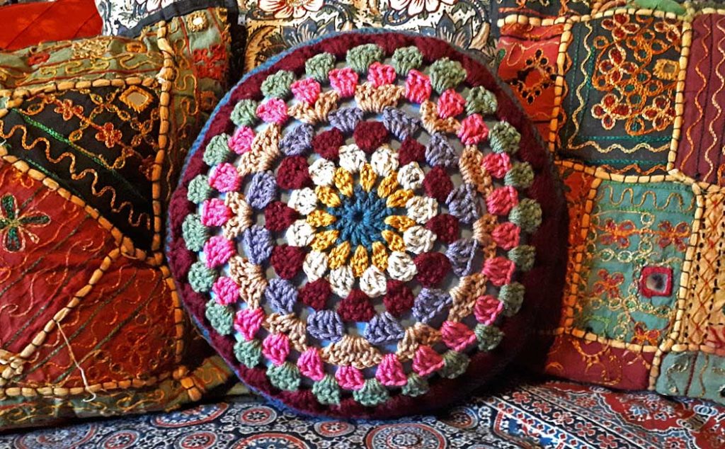 how to make a round crocheted pillow