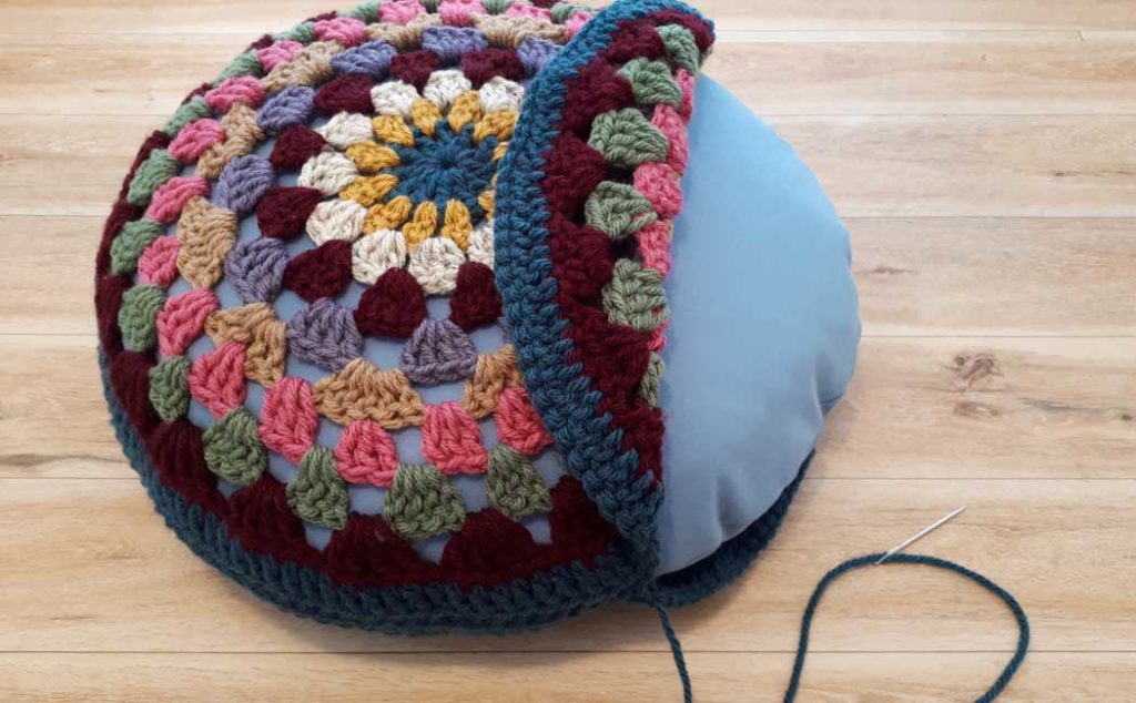 how to make a round crocheted pillow form