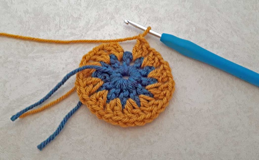how to crochet a round granny square round 2