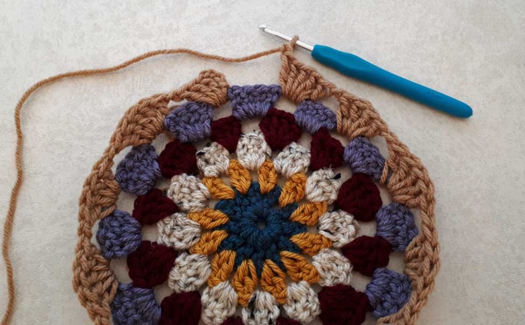how to crochet a round granny mandala