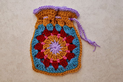 how to crochet a granny square pouch