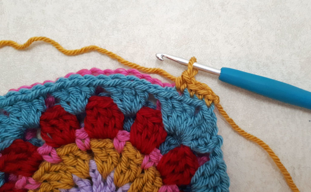 how to crochet a granny square pouch join squares