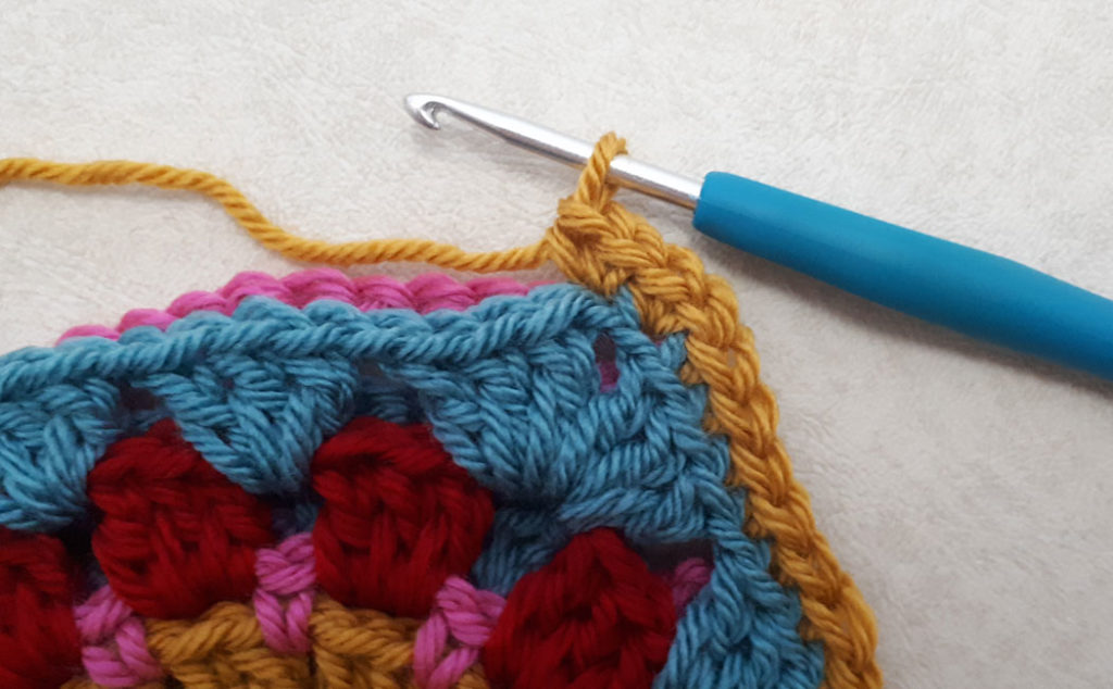 how to crochet a granny square pouch join squares corner