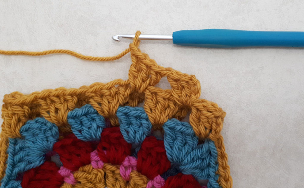 how to crochet a granny square pouch join squares round 2