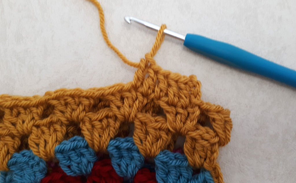 how to crochet a granny square pouch join squares round three