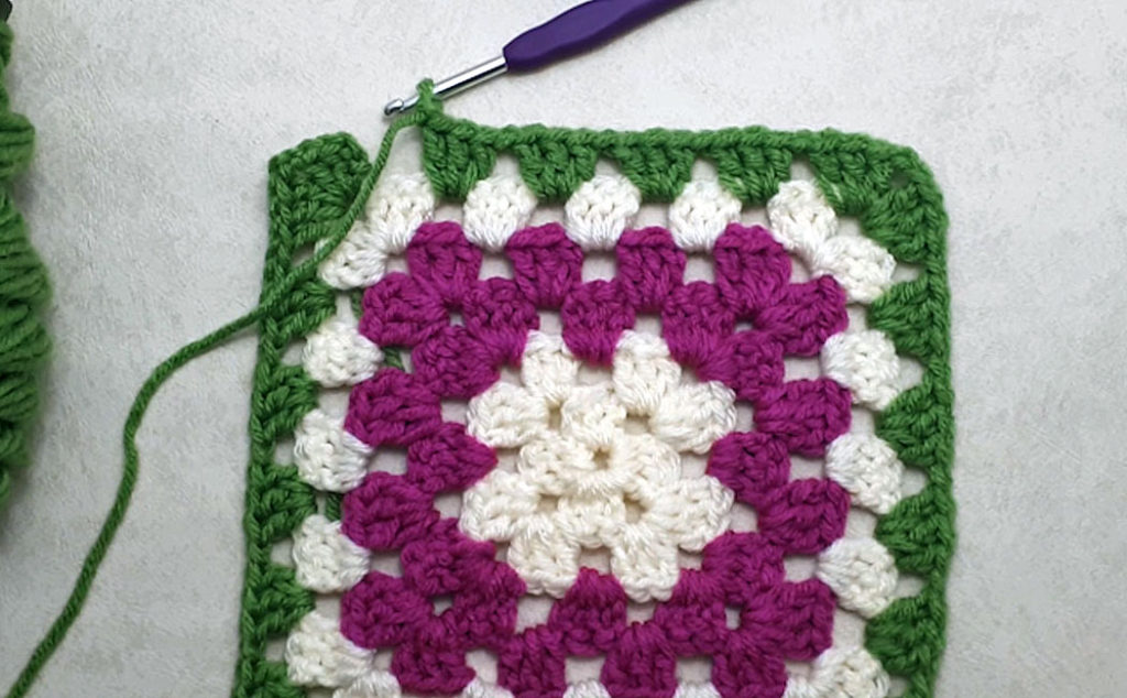 Easy Granny square blanket for beginners round 6